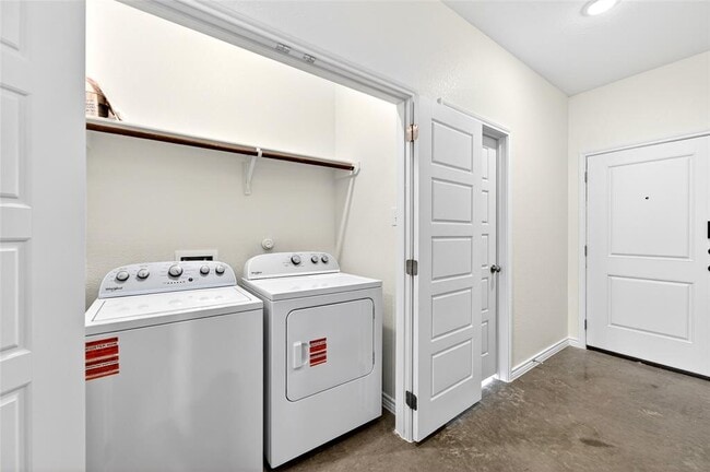 Building Photo - 628 Pacific Crest Trl