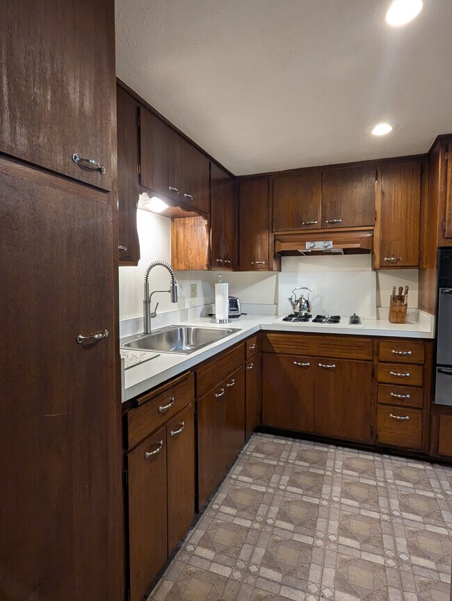 Building Photo - 2026 Evans Ave