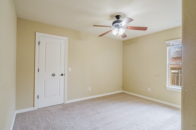 Building Photo - 602 SW Barn Valley Rd