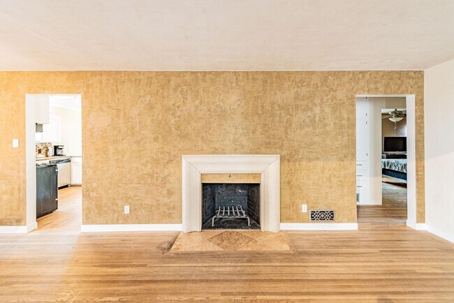 Building Photo - 444 Sierra Dr SE