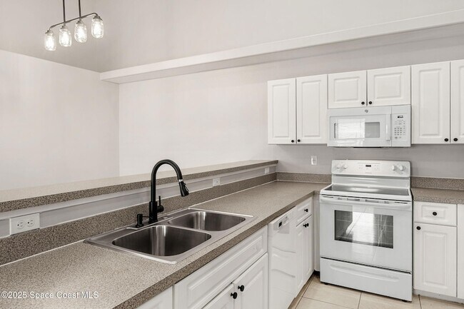 Building Photo - 158 Empress Ave