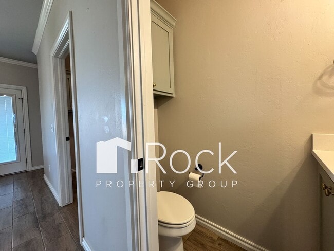 Building Photo - Spacious 3-Bedroom Home with Designer Kitc...