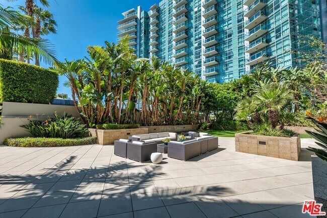 Building Photo - 13650 Marina Pointe Dr