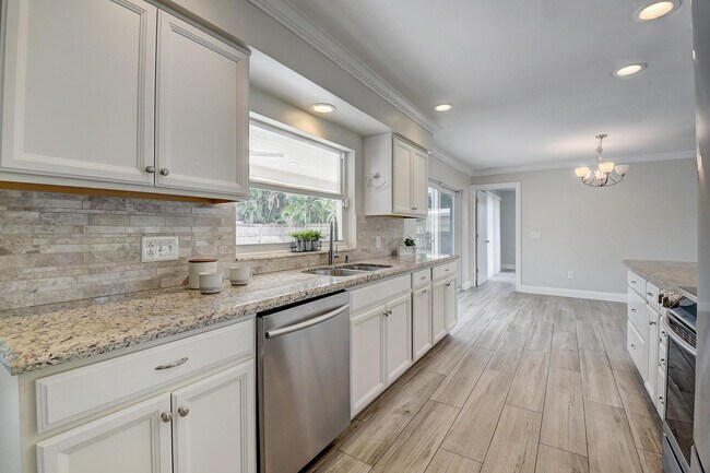 Primary Photo - 798 SW 15th Ave
