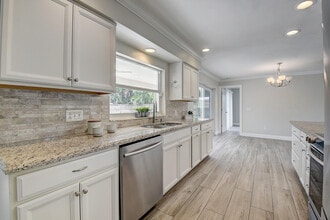 Building Photo - 798 SW 15th Ave
