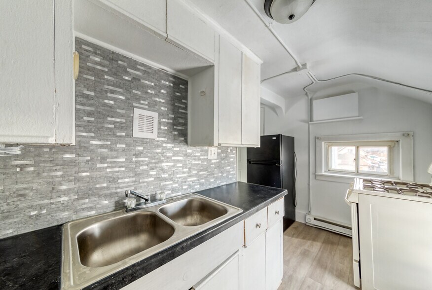 Building Photo - 1610 S Cedar St