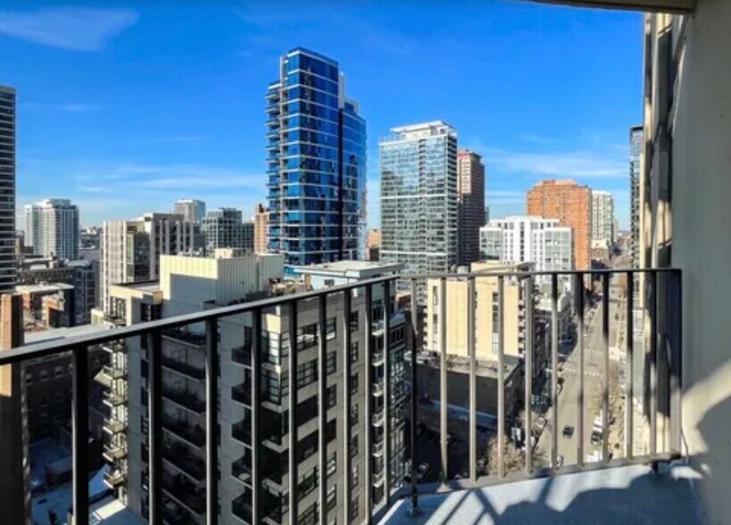 Building Photo - 70 W Huron St