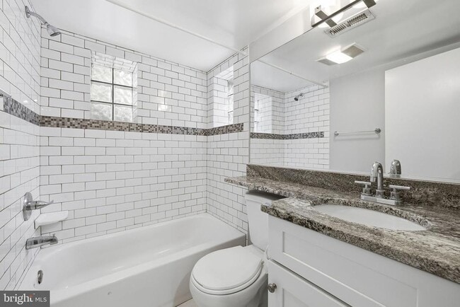 Building Photo - 2111 32nd Pl SE