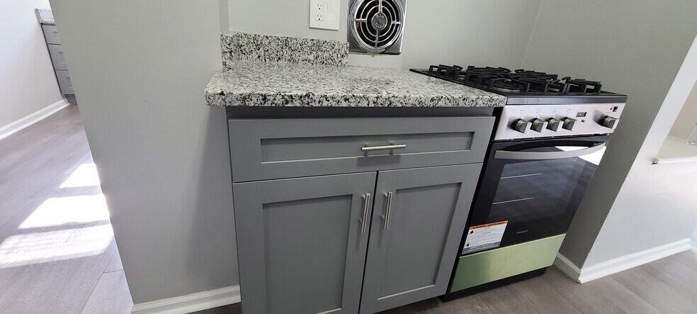 Building Photo - 304 Hankes Ave