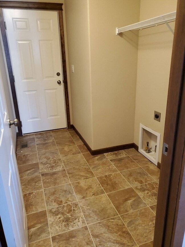 Building Photo - Lovely newer 3 bedroom 2 bath home for ren...