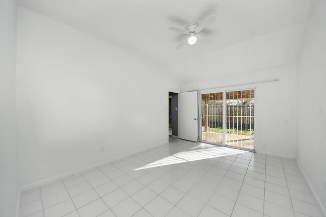 Building Photo - 10011 Berry Limb Dr