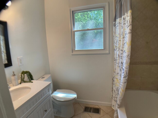 Building Photo - Adorable Bungalow Next to Downtown Raleigh!