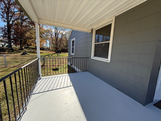 Building Photo - Charming 2 Bedroom Home With Spacious Yard!