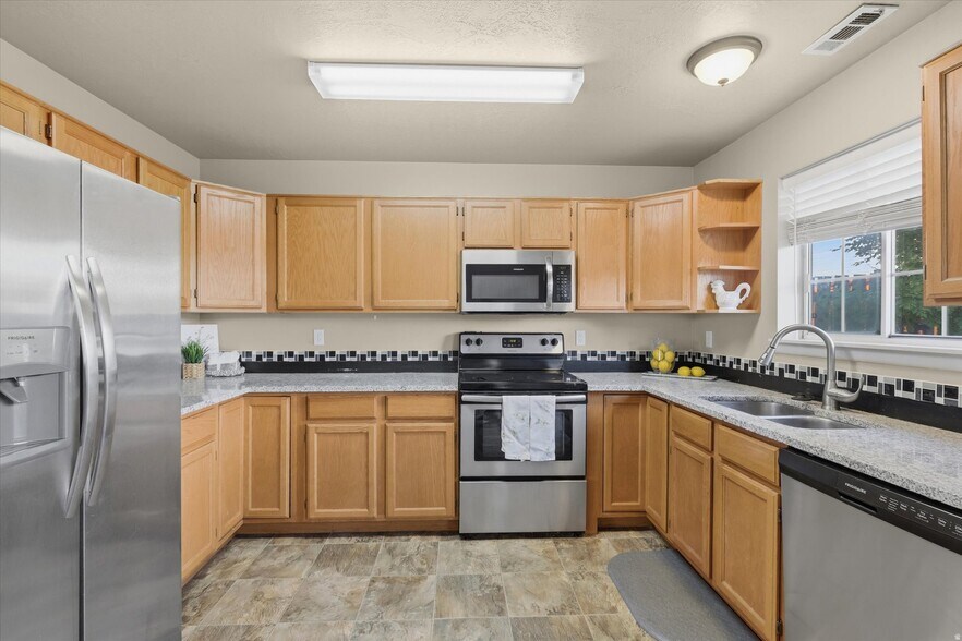Building Photo - 147 W 1190 N