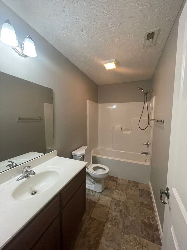 Building Photo - Three Bedroom Single Family Home - Great N...