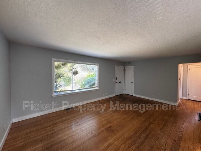 Building Photo - 631 Bertha Ave