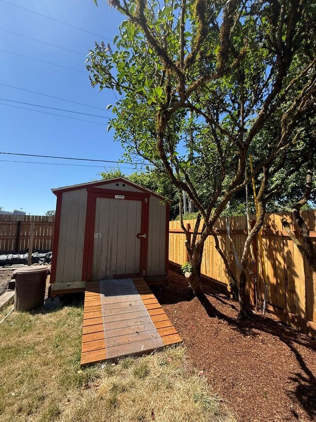 Building Photo - Stunning Pet Friendly Three Bedroom Corval...