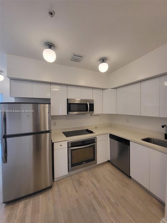 Building Photo - 810 7th St