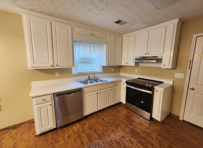 Building Photo - 3020 Oak Meadow Dr