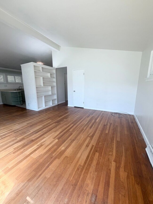 Building Photo - Crestwood Charm 3bd 2bth SFH