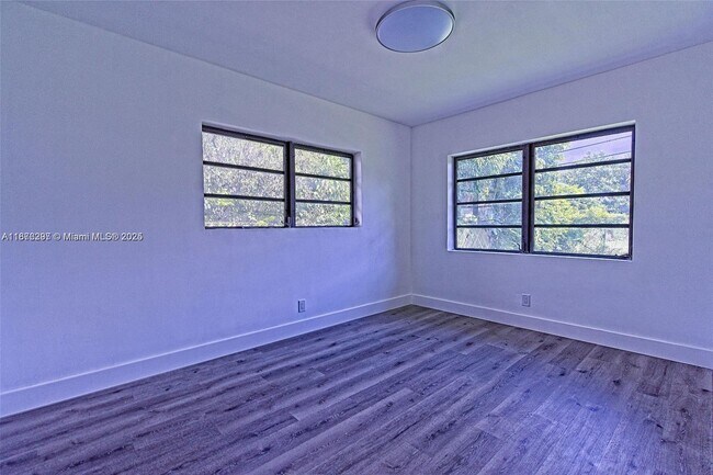 Building Photo - 372 W Dayton Cir