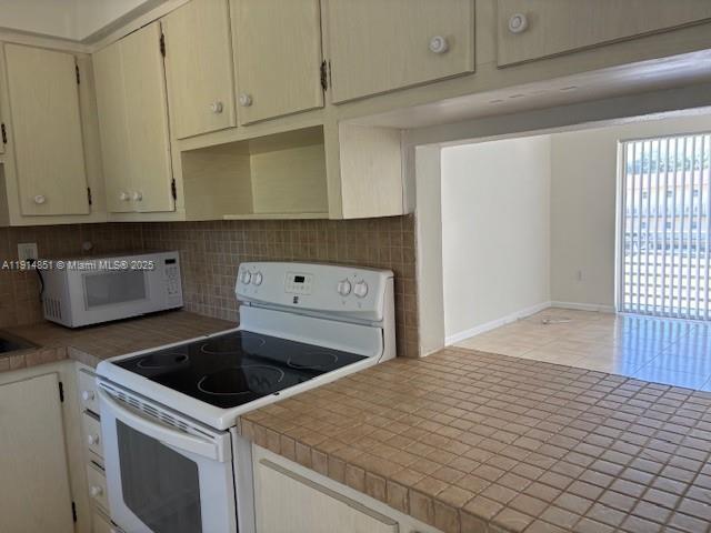 Building Photo - 20200 NE 27th Ct