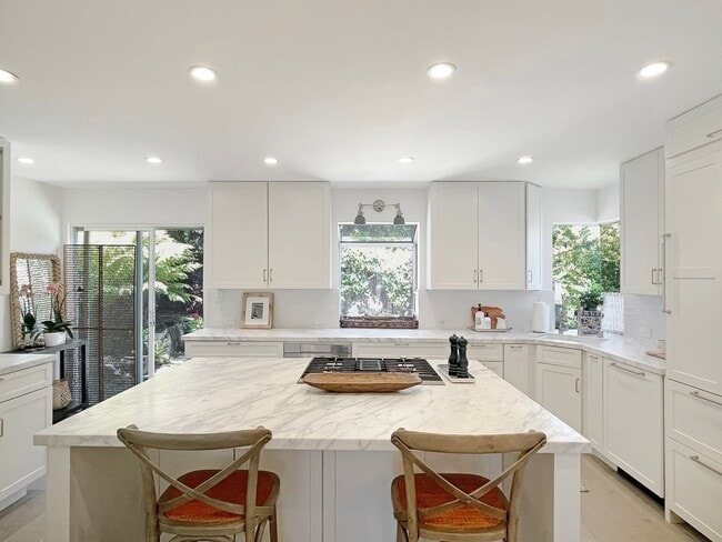 Primary Photo - Remodeled and Modern, Open Floor-plan, Lux...