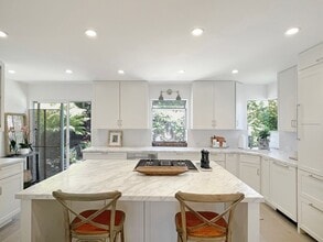 Building Photo - Remodeled and Modern, Open Floor-plan, Lux...