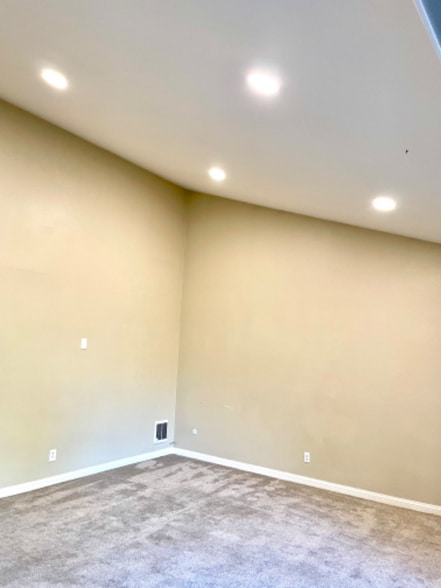 Building Photo - 5472 Adobe Falls Rd
