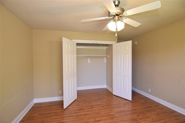 Building Photo - 6113 W Pleasant Dr