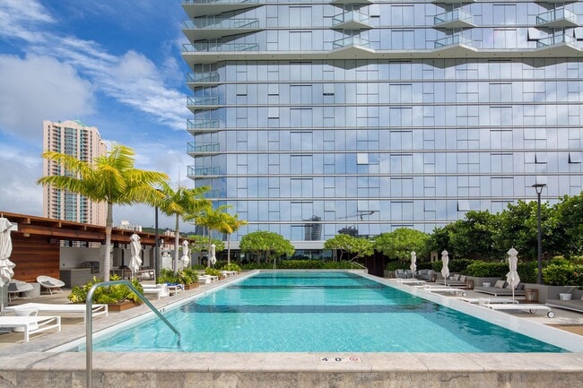 Building Photo - Symphony 2 Bed, 2 Bath, 1 Parking, Mountain views in Kakaako