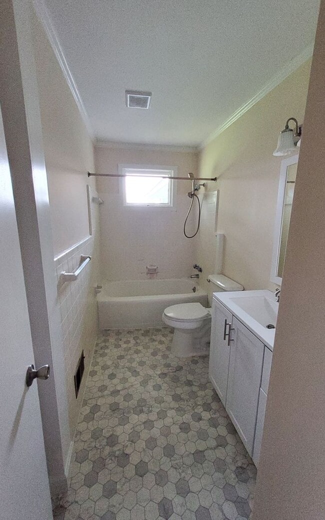 Building Photo - Close to Shopping