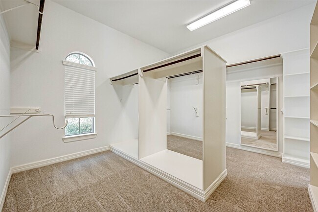 Building Photo - 2914 Cotswold Lane