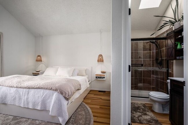 Building Photo - Stunning Townhome with Mountain Views in R...