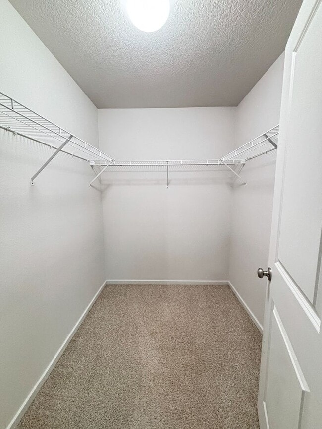 Building Photo - MOVE-IN SPECIAL!