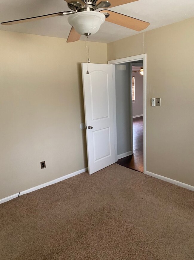 Building Photo - Contact Peggy Goodman 501 676 1758 or Heat...