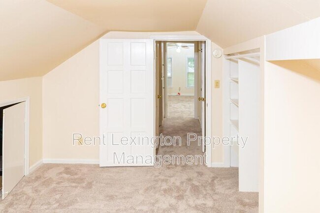 Building Photo - 657 Montclair Dr