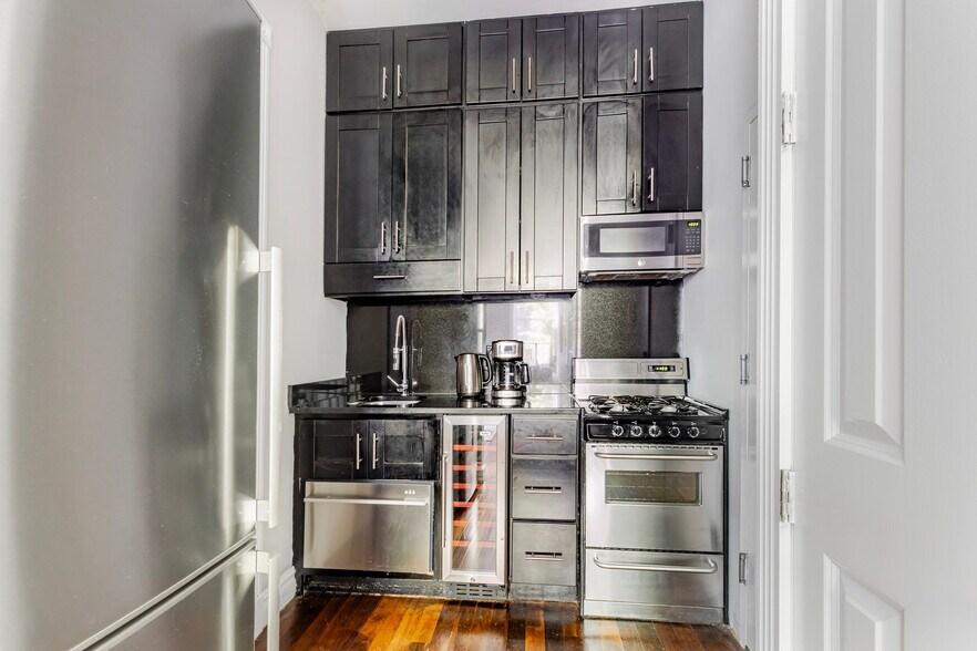 Building Photo - 562 Hudson St