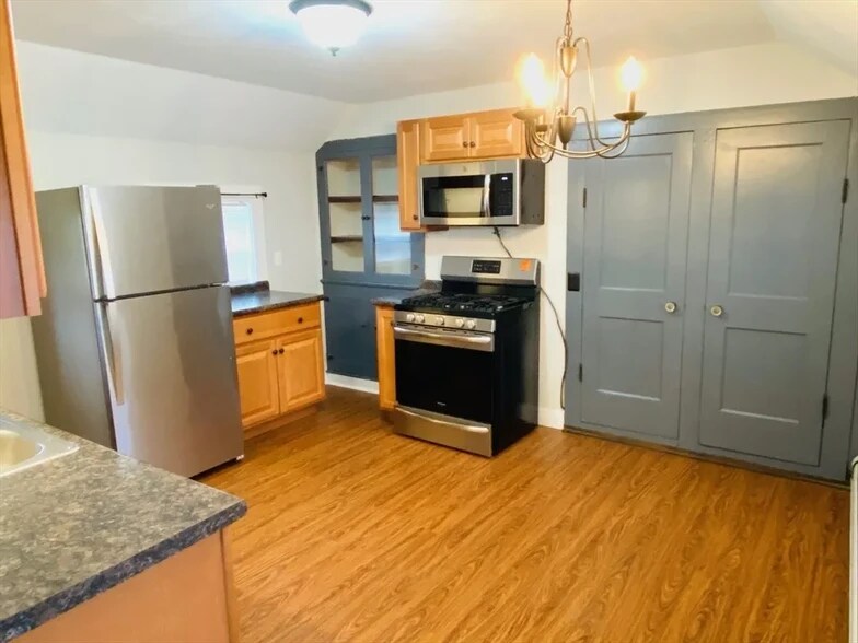 Building Photo - 197 Main St