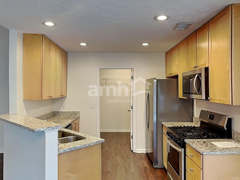 Building Photo - 419 Creekside Ln