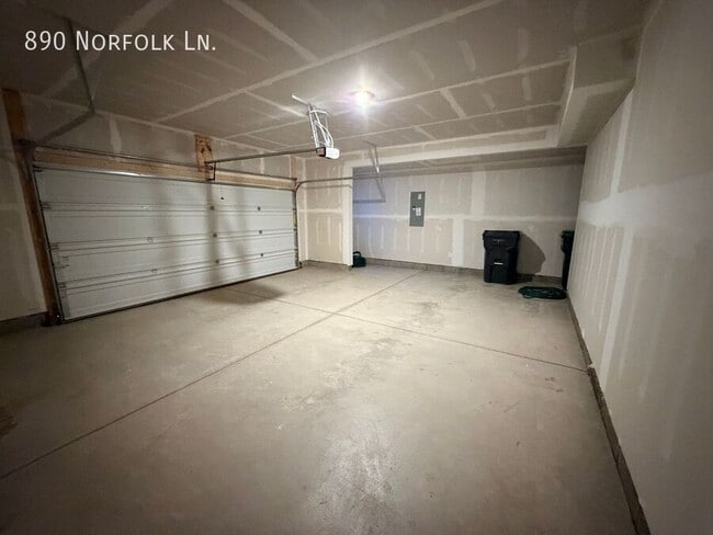 Building Photo - 890 Norfolk Ln