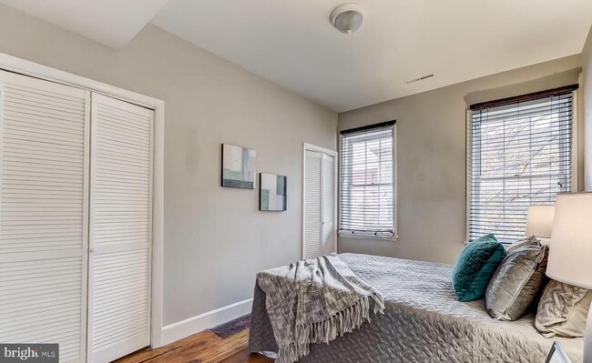 Building Photo - 825 S Charles St