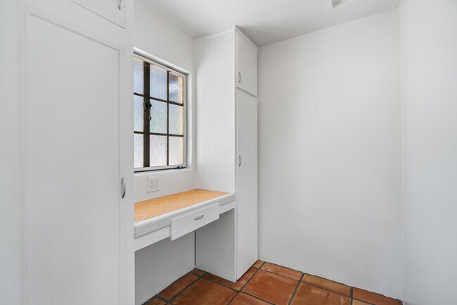 Building Photo - 839 N Avenida Olivos