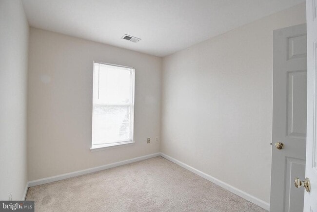 Building Photo - 586 Eisenhower Dr