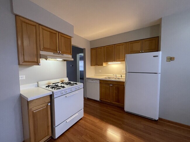 Building Photo - FRESHLY PAINTED 2BR, 1BA condo, close to RT59 shopping and restaurants. NAPERVILLE 203 SCHOOLS!