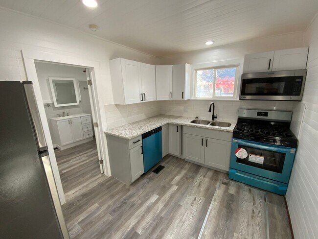 Building Photo - CHARMING UDPATED 2 BED 1 BATH CAPITOL HILL HOUSE IS A MUST SEE!!