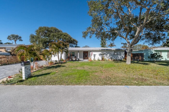 Building Photo - 415 N Shore Dr