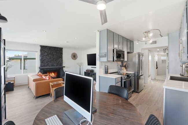 Building Photo - 450 W Vermont Ave