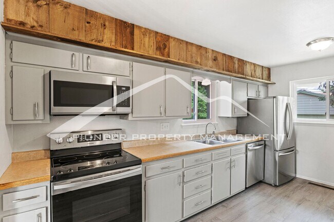 Building Photo - Spacious 4-Bed, 2-Bath Home with Finished ...