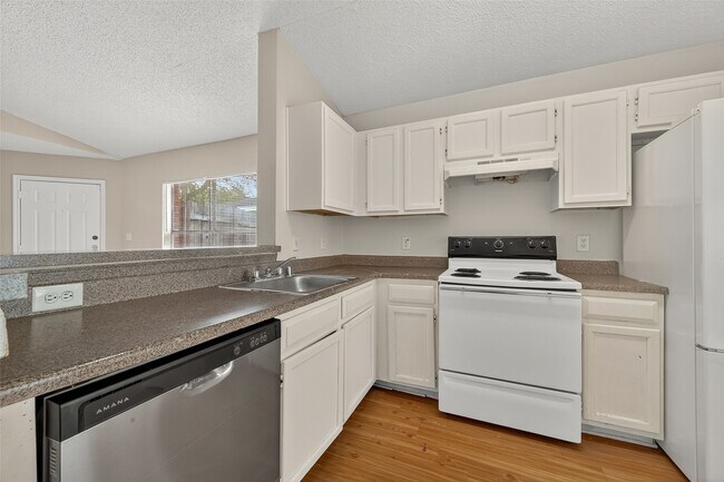 Building Photo - 15715 Ridgegate Rd